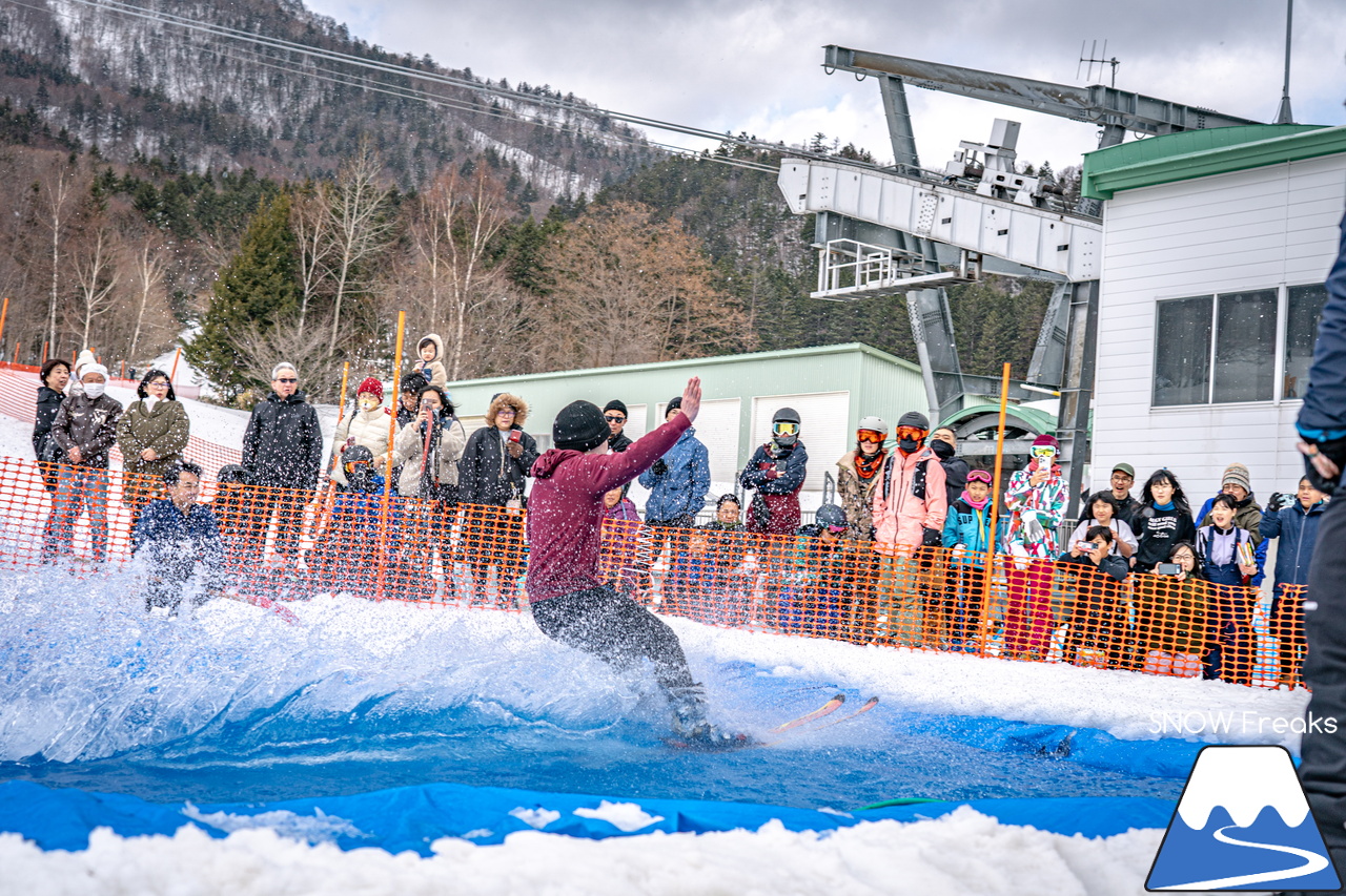 富良野スキー場｜季節は、まだ冬？それとも…？小雪が舞い、たくさんの雪が残る富良野スキー場で、春の恒例イベント『春スキー池渡り大会』開催(^^)/